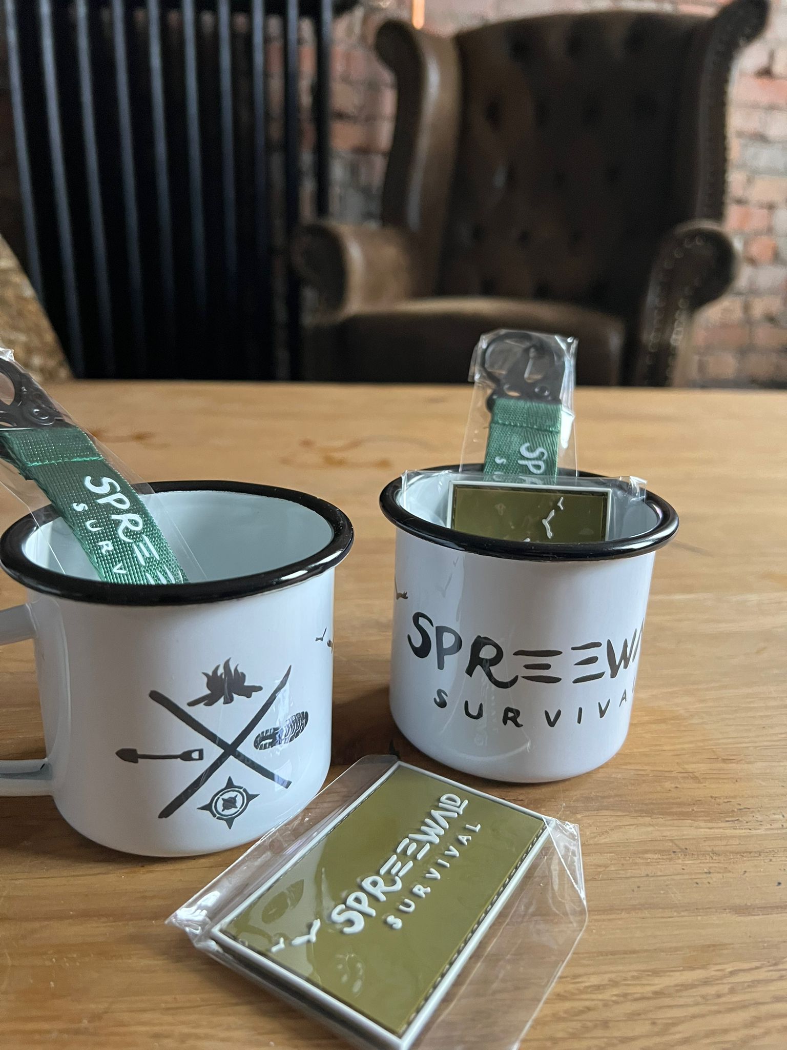 Emaille Tasse mit Spreewald Survival Logo